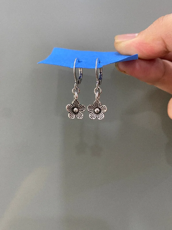 minimalistic earrings for women -SILVER PERIWINKLE FLOWER EARRINGS